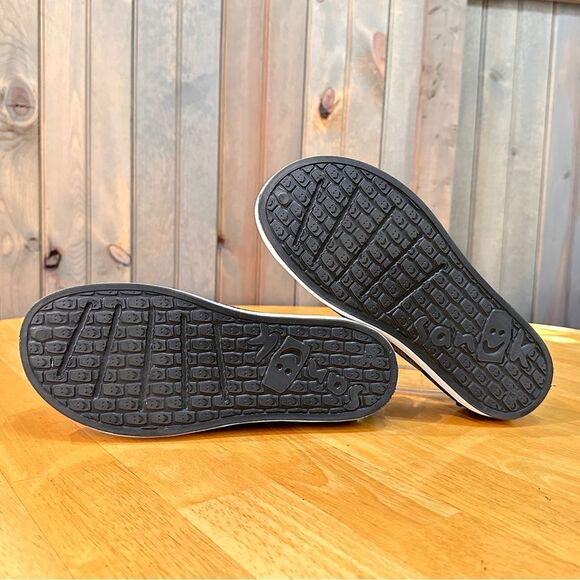 Kids Sanuk slip on beach shoes size 5-the ease of Crocs, without the clunkiness! - Picture 4 of 6